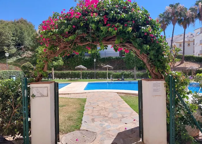 Estudio Con Piscina Y Parking, Playa A 4 Min A Pie, Tren A 2 Min