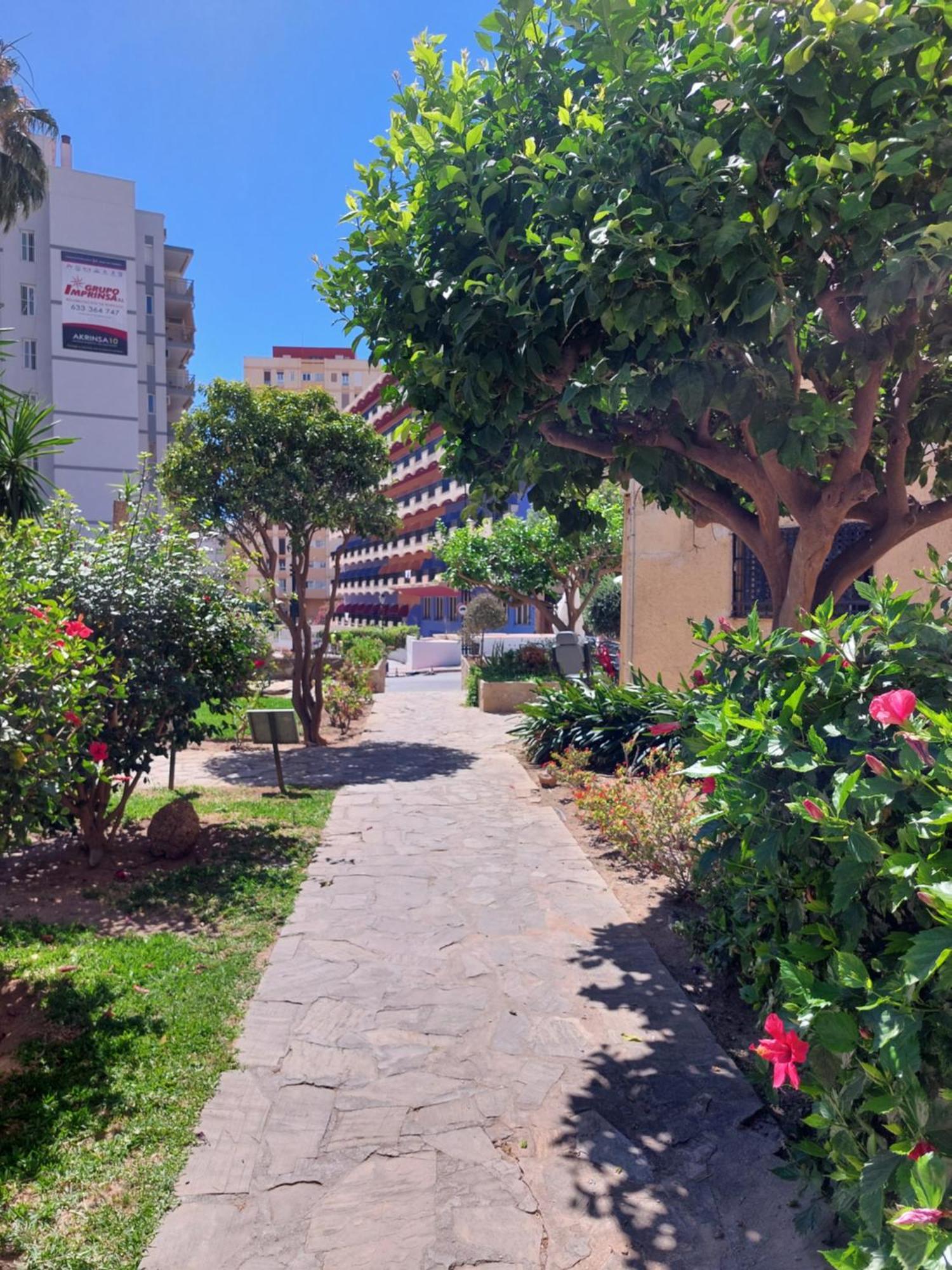 Apartamento Estudio Con Piscina Y Parking, Playa A 4 Min A Pie, Tren A 2 Min